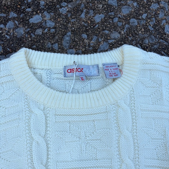 1980s Astorone Buttercream Classic Cable Knit Crewneck Sweater with Star Pattern - Picture 4 of 5